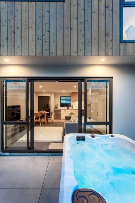 Apartmán Stylish Townhouse With Hot Tub Christchurch Exteriér fotografie